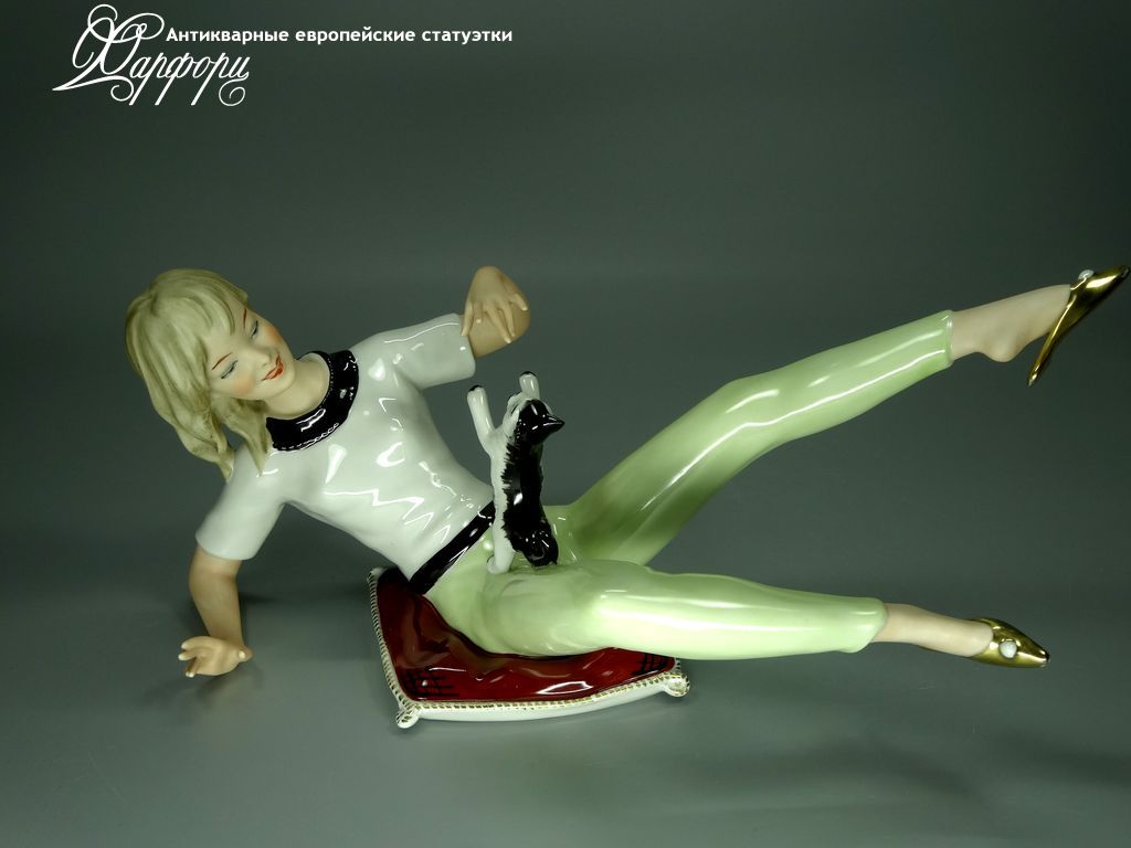 Купить фарфоровую статуэтку Wallendorf Девушка с кошкой